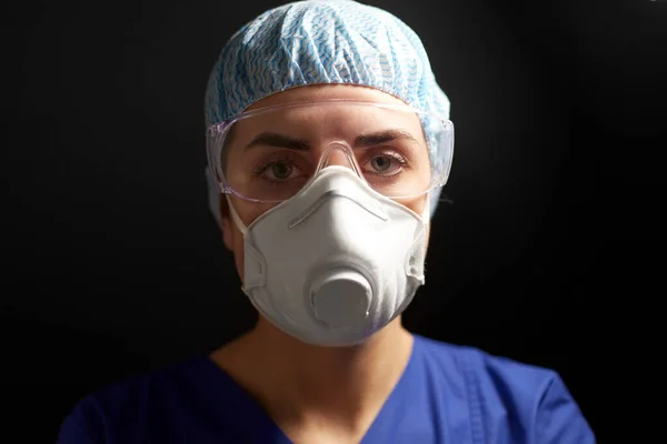 Doctor in goggles and protective face mask — Stock Photo, Image