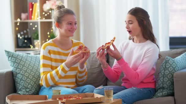 Šťastný dospívající dívky jíst odnést pizzu doma — Stock video