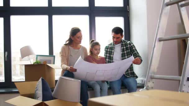 Famille heureuse avec un plan de déménagement dans une nouvelle maison — Video