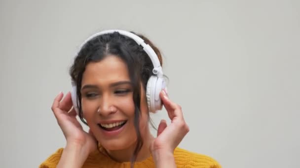 Счастливая женщина в наушниках, слушая музыку — стоковое видео