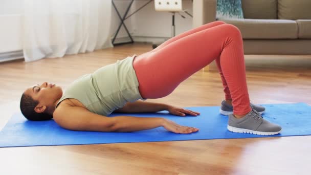 Mujer haciendo ejercicio abdominal de levantamiento pélvico en casa — Vídeos de Stock