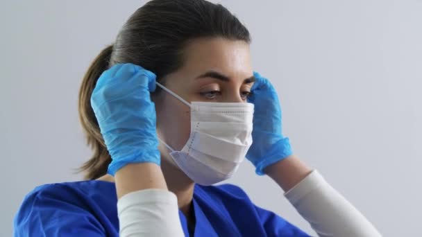 Femme médecin ou infirmière portant un masque facial médical — Video