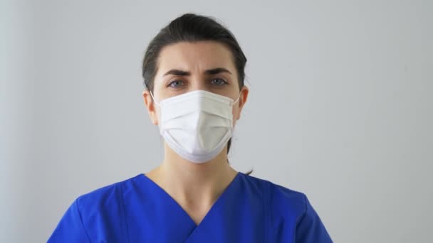 Žena lékař nebo zdravotní sestra ukazující čistou ruku — Stock video