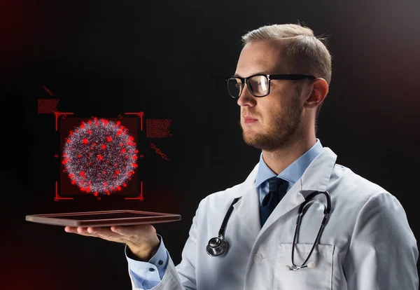 Arzt mit Tablet-PC und Coronavirus-Projektion — Stockfoto