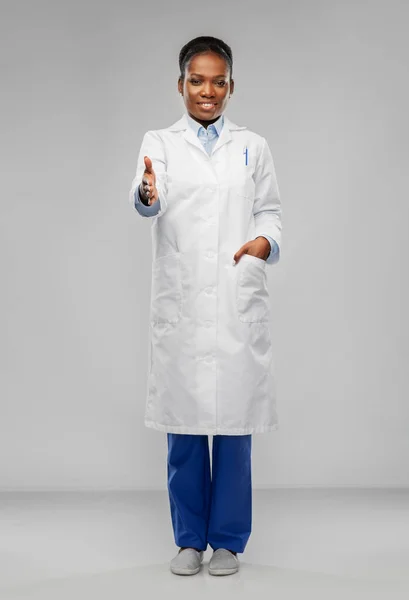 Africká americká lékařka ukazuje palce nahoru — Stock fotografie
