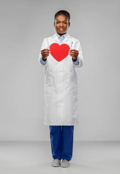 Afrikanisch-amerikanische Ärztin mit rotem Herzen — Stockfoto