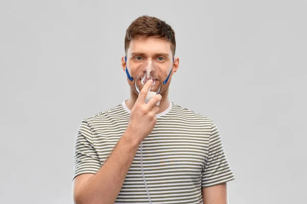 Нездоровый молодой человек в кислородной маске — стоковое фото