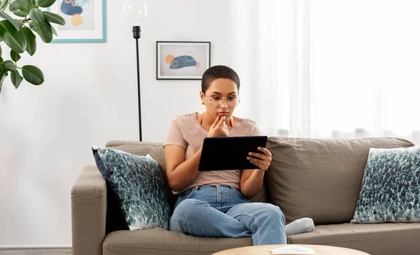 Mulher americana africana com tablet pc em casa — Fotografia de Stock