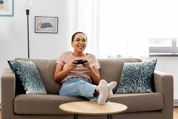 Africano americano mulher com gamepad jogar jogo — Fotografia de Stock