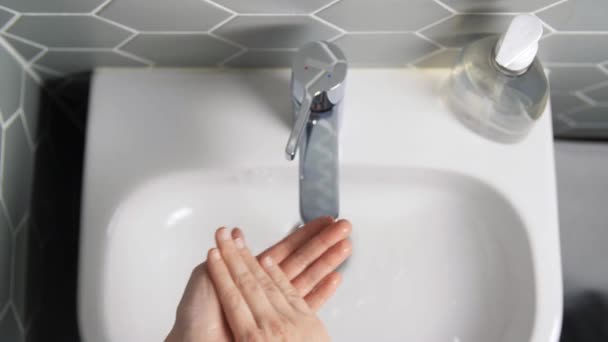 Close-up van vrouw wassen handen met vloeibare zeep — Stockvideo