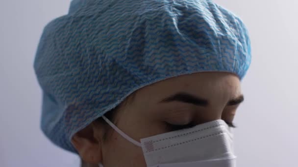 Médecin fatigué ou infirmière dans le masque de visage enlever le chapeau — Video