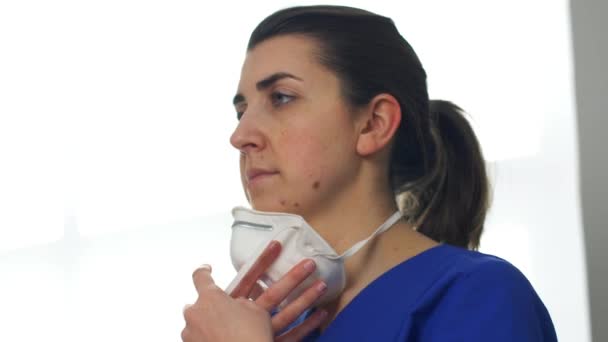 Medico o infermiere con maschera respiratoria — Video Stock