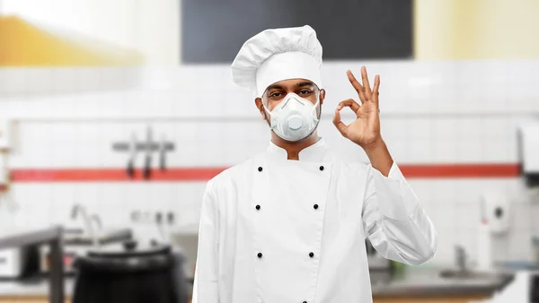 Chef in respiratore mostrando segno ok in cucina — Foto Stock