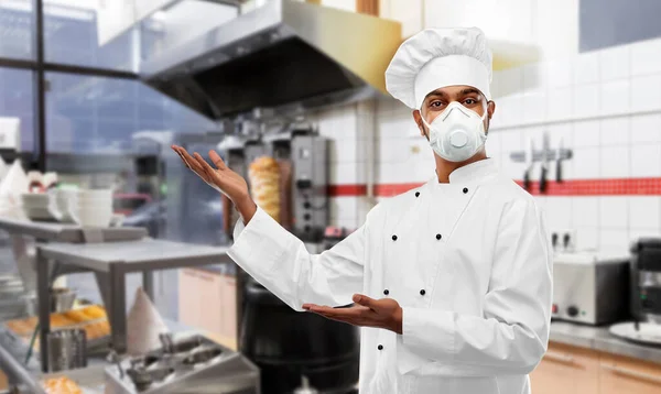 Шеф-повар в респираторе на кухне шашлычной — стоковое фото