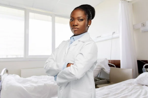 Африканская американская женщина-врач в больнице — стоковое фото