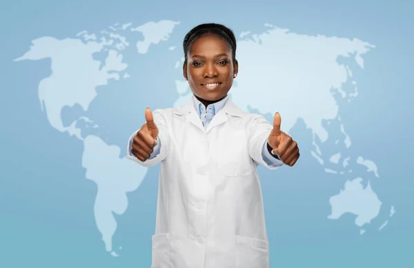 Africká americká lékařka ukazuje palce nahoru — Stock fotografie