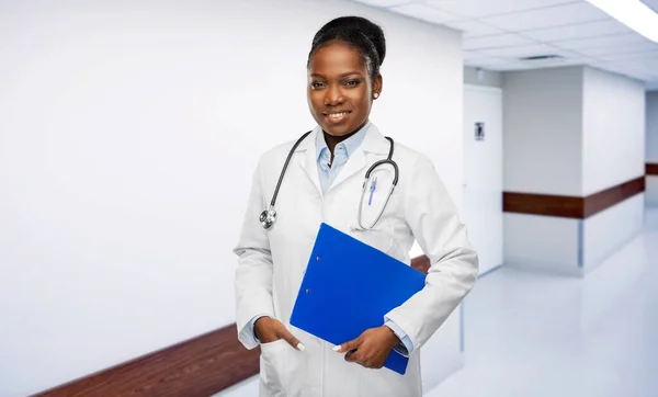 Afrikansk kvinnlig läkare med urklipp på sjukhus — Stockfoto
