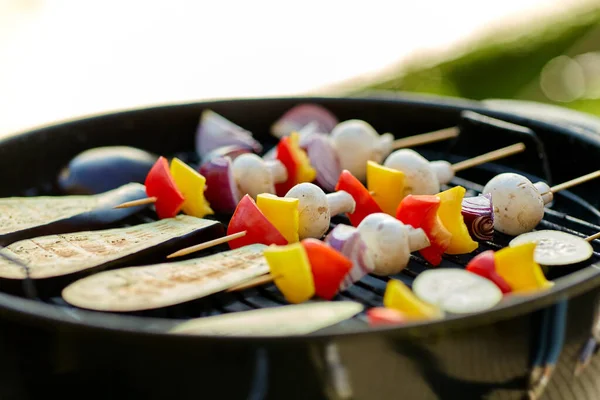 Groenten en champignons roosteren op braziger grill — Stockfoto