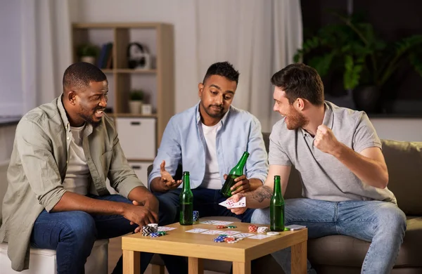 Amigos do sexo masculino jogar cartas em casa à noite — Fotografia de Stock