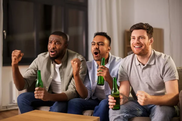 Glückliche männliche Freunde oder Fans, die zu Hause Bier trinken — Stockfoto