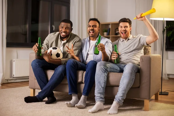 Amigos ou fãs de futebol com bola e cerveja em casa — Fotografia de Stock