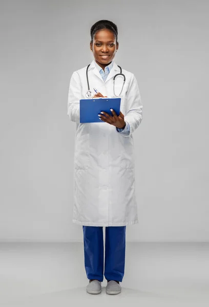 Africká americká lékařka se schránkou — Stock fotografie