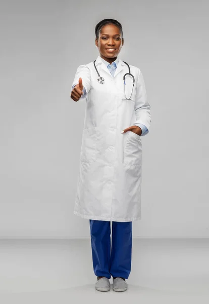Mujer afroamericana médico mostrando pulgares hacia arriba —  Fotos de Stock