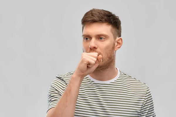 Ongezonde jonge man hoesten — Stockfoto