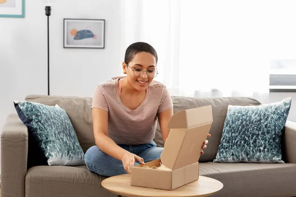 Afro-amerikai nő nyitó csomag doboz otthon — Stock Fotó