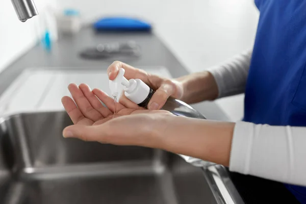 Arts of verpleegkundige handen wassen met vloeibare zeep — Stockfoto