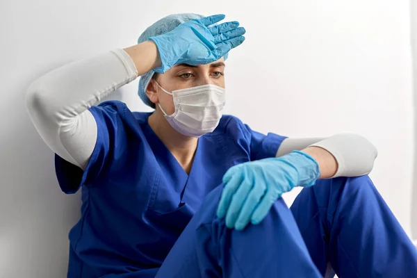 Trauriger Arzt oder Krankenschwester mit Mundschutz — Stockfoto