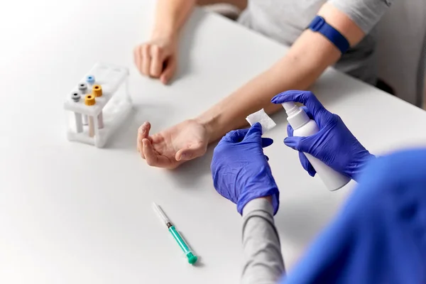 Arzt und Patient bereiten sich auf Bluttest vor — Stockfoto
