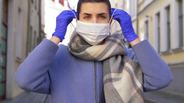 Young woman wearing protective face mask in city — Stock Video