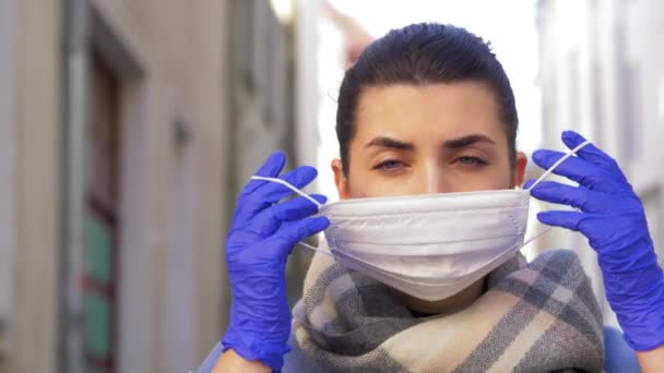 Mujer joven con máscara protectora en la ciudad — Vídeos de Stock