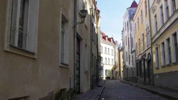 Rua vazia da cidade de Tallinn cidade velha — Vídeo de Stock