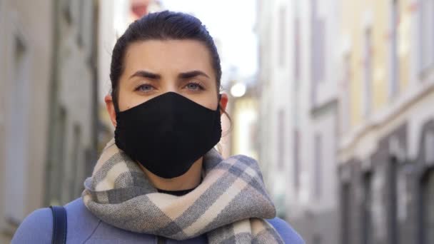Vrouw in het gezicht masker met stop teken in de stad — Stockvideo