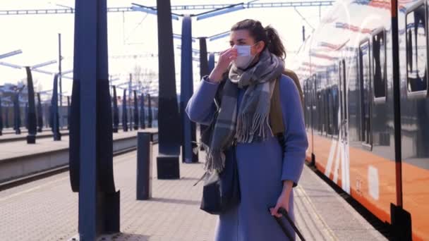 Kvinna i skyddande ansiktsmask på järnvägsstationen — Stockvideo