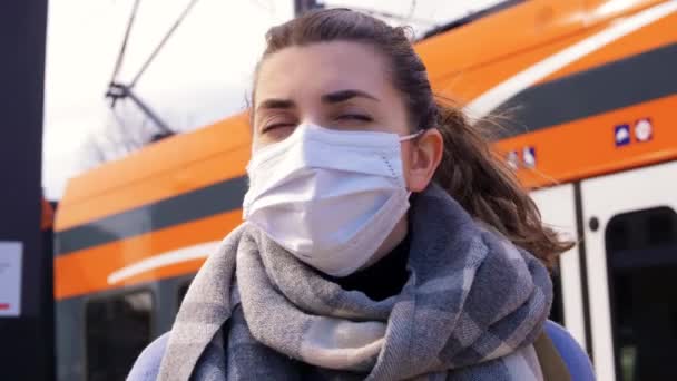 Kvinna i skyddande ansiktsmask på järnvägsstationen — Stockvideo