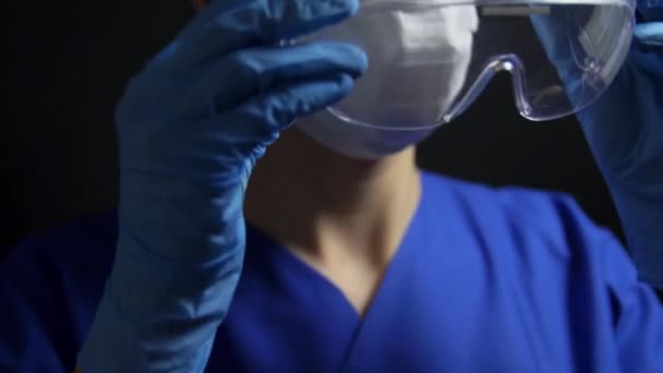 Medico o infermiera in maschera e maschera facciale — Video Stock