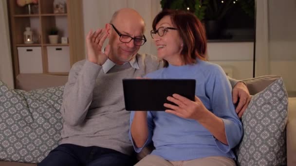 Vieux couple avec tablette pc a appel vidéo à la maison — Video