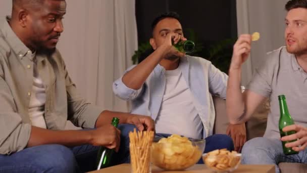 Mannelijke vrienden drinken bier met chips thuis — Stockvideo