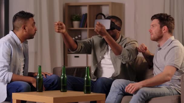 Mannelijke vrienden met vr bril thuis 's nachts — Stockvideo