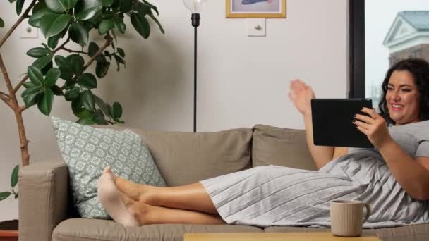 Женщина с планшетным ПК с видео чатом дома — стоковое видео