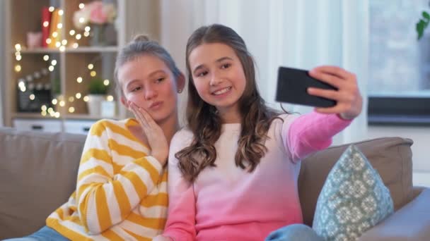 快乐的女孩在家拿着智能手机自拍 — 图库视频影像