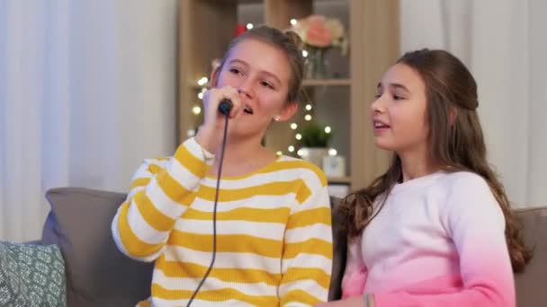 Tinédzser lányok mikrofon énekel otthon — Stock videók