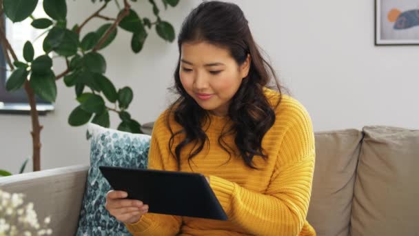 Mulher asiática com tablet pc e cartão de crédito em casa — Vídeo de Stock