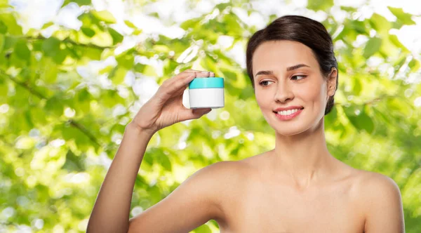 Gelukkig jong vrouw holding pot van crème — Stockfoto