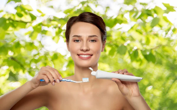 Усміхнена жінка з зубами для чищення зубів — стокове фото