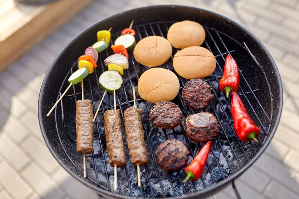 Barbecue kebab meat and vegetables on grill — Stock Photo, Image