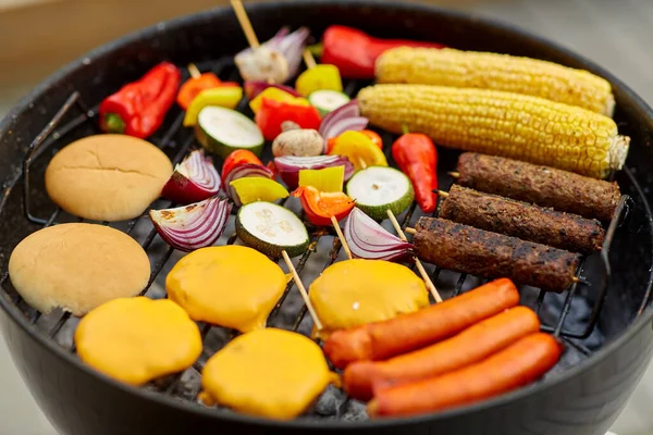 Шашлык мясо и овощи на гриле — стоковое фото